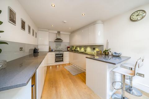 3 bedroom terraced house for sale, Bromells Road, London