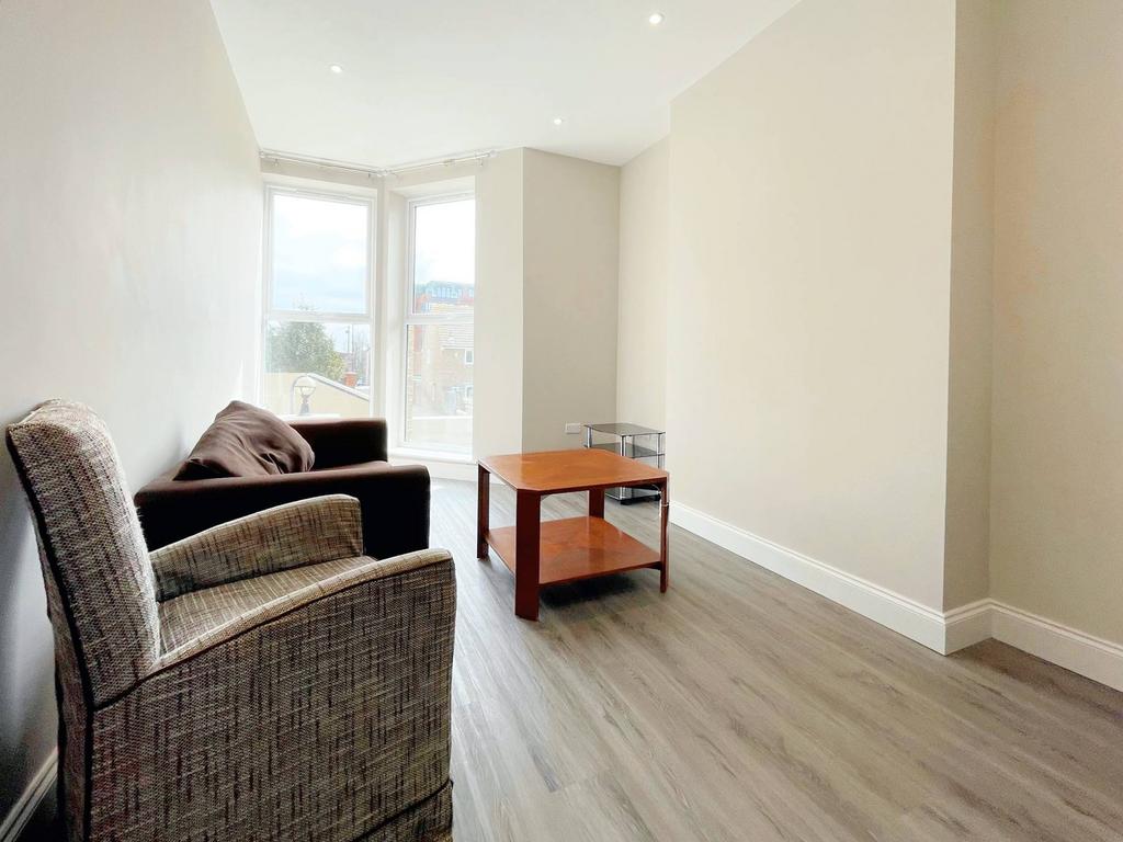 Enys Road, Upperton, Eastbourne BN21 2 bed apartment £1,250 pcm (£288 pw)