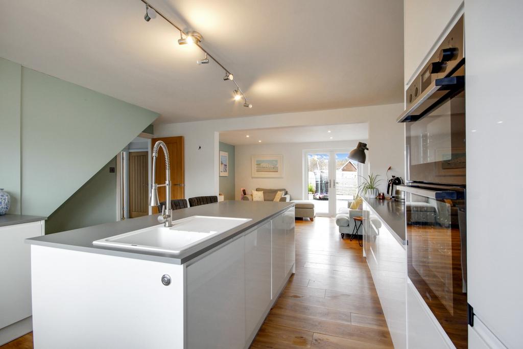 Ellerslie Road, Barnstaple EX31 4 bed semidetached bungalow £350,000