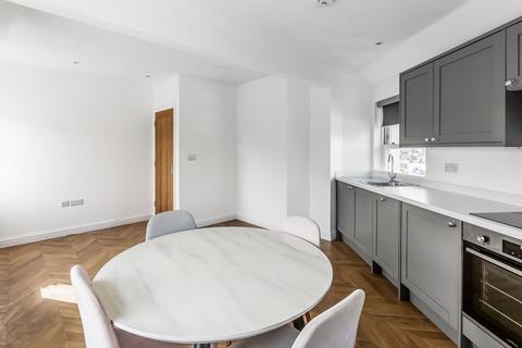 Flat B, Oakwood House Oak Road, Leatherhead, KT22 7UU
