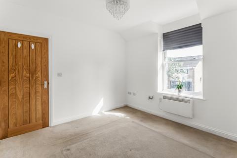 Flat B, Oakwood House Oak Road, Leatherhead, KT22 7UU