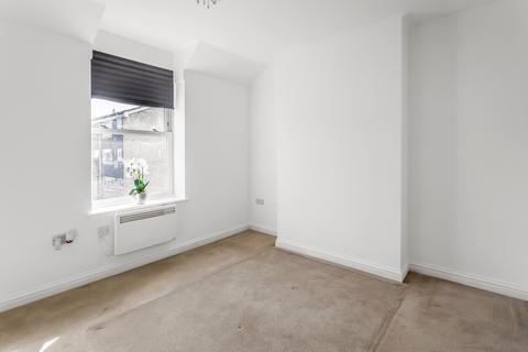 Flat B, Oakwood House Oak Road, Leatherhead, KT22 7UU