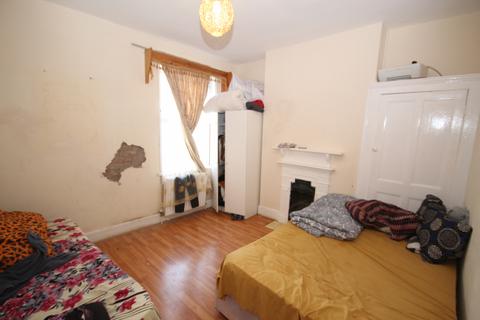 3 bedroom maisonette for sale, Crouch Road, Neasden, London NW10