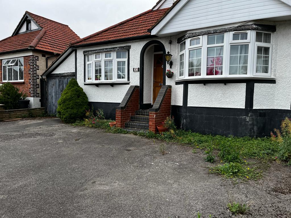 Alandale Drive, HA5 3 bed semidetached house £2,450 pcm (£565 pw)