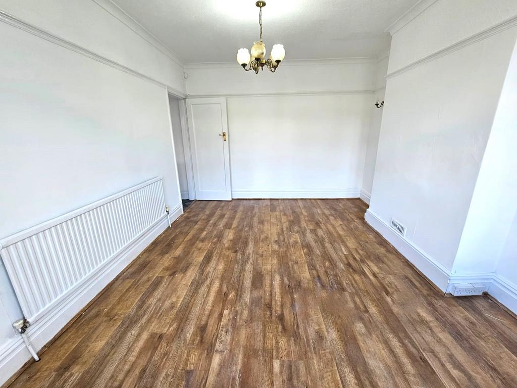 Stradbroke Grove, Ilford IG5 3 bed terraced house to rent £2,500 pcm