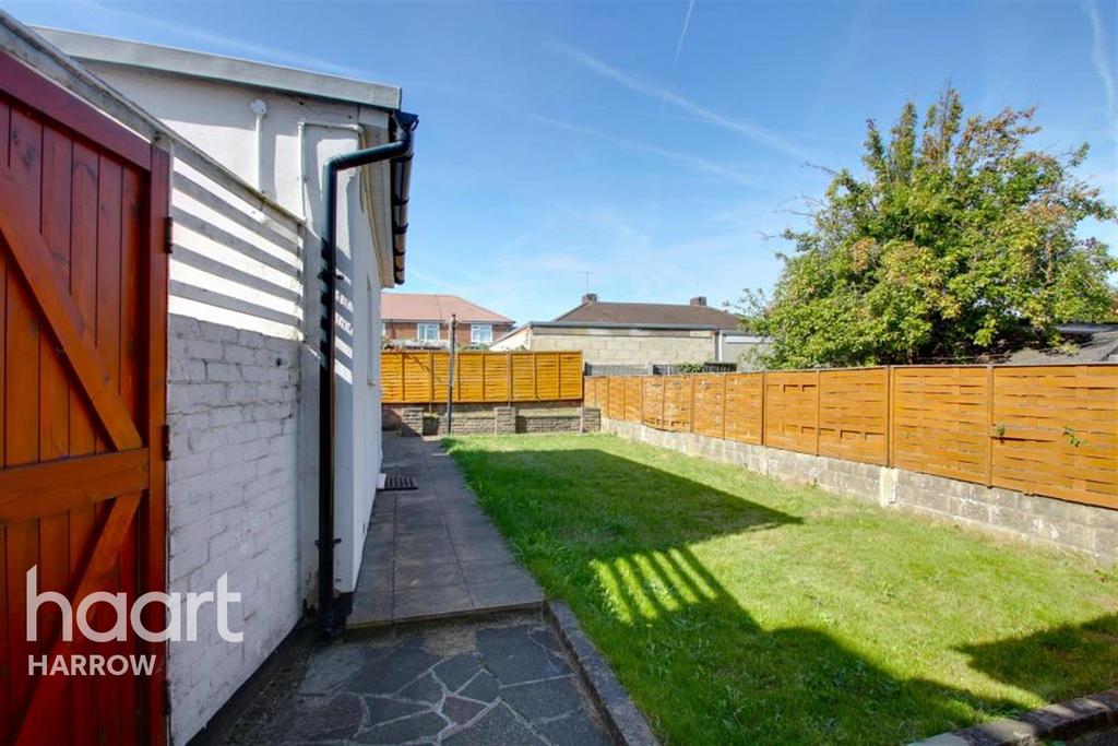 Aldridge Avenue, Stanmore HA7 3 bed semidetached house £2,200 pcm (£508 pw)