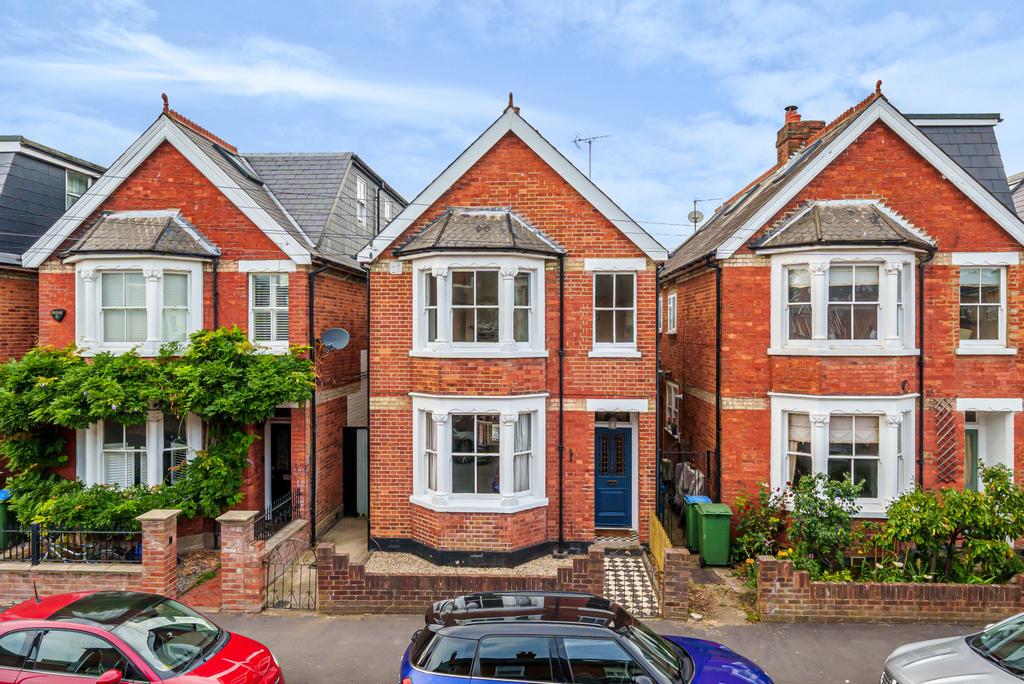 Holstein Avenue, Weybridge, KT13 3 bed detached house for sale £850,000