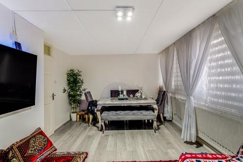3 bedroom apartment for sale - Monksfield, Six Acres Estate, N4