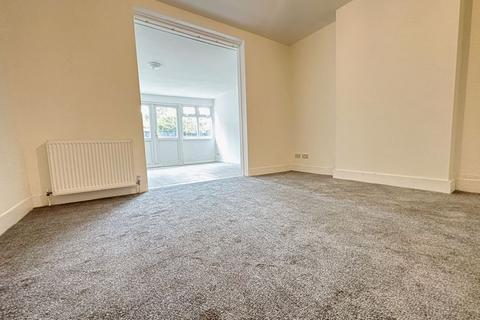 2 bedroom detached bungalow to rent - London Road, Romford