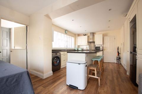 5 bedroom semi-detached house for sale - Shannon Close, Grove