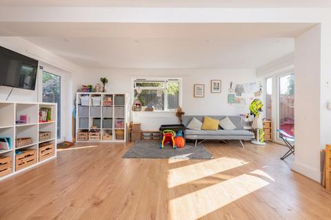 5 bedroom semi-detached house for sale - Shannon Close, Grove