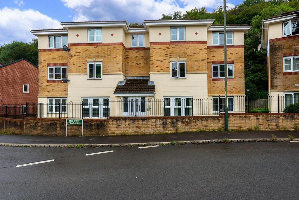 2 Coed Celynen Drive, Abercarn, Newport. NP11 2 bed ground floor flat