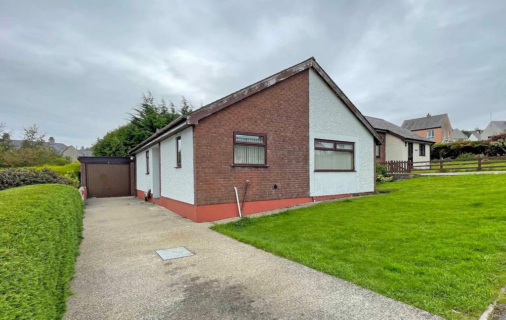 Hafod Lon, Rhiwlas, Bangor, Gwynedd, LL57 3 bed bungalow for sale £215,000