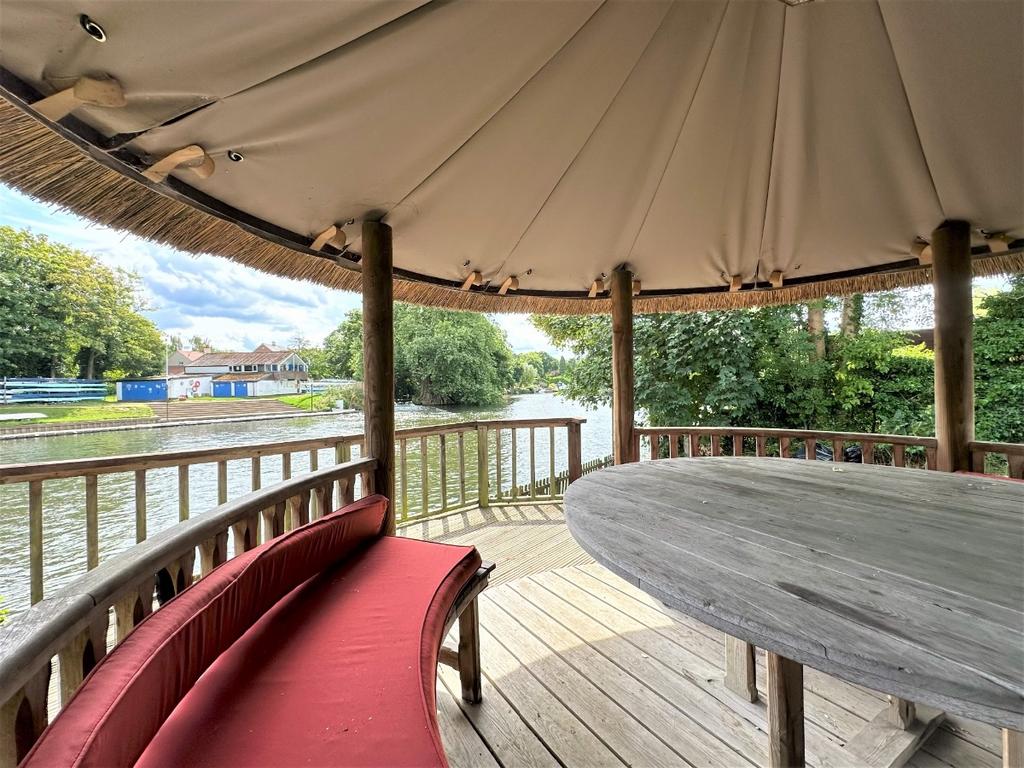 Mackley, Hamhaugh Island, Shepperton... 2 bed bungalow £2,400 pcm (£