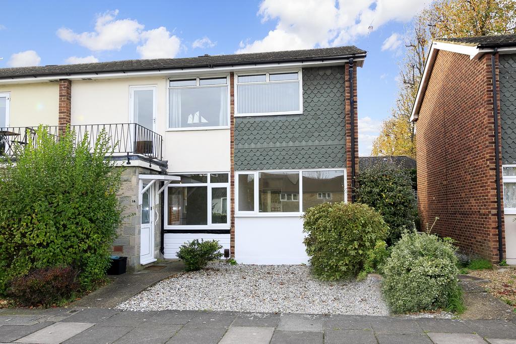 Belvedere Close, Teddington, Middlesex, TW11 2 bed apartment £1,695