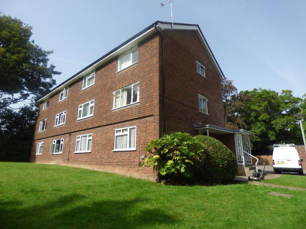 Bookham 2 bed flat £1,375 pcm (£317 pw)