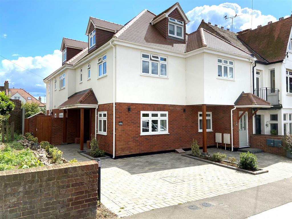 Leigh Cliff Road, LeighOnSea 3 bed ground floor flat £2,100 pcm (£