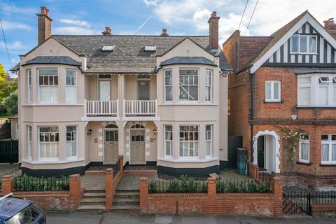 8 Gombards, St Albans, AL3 5NW