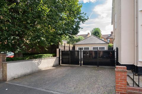 8 Gombards, St Albans, AL3 5NW