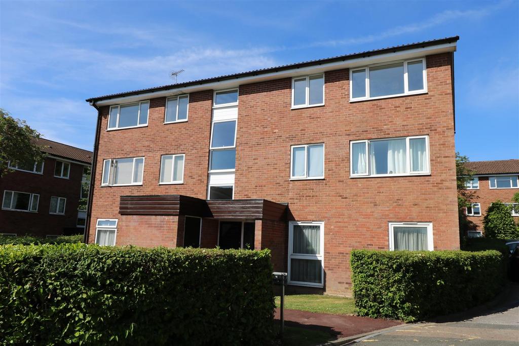 Inglewood, Forestdale, South Croydon 2 bed flat £1,395 pcm (£322 pw)