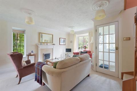 2 Delves, Tadworth, KT20 5UF