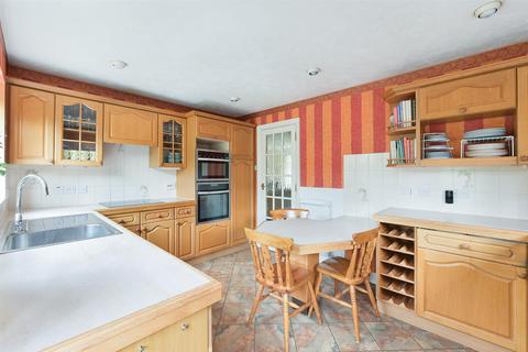 2 Delves, Tadworth, KT20 5UF