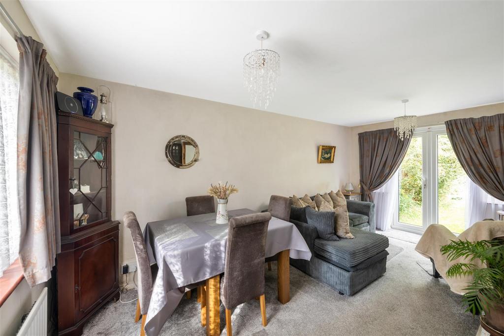 108 Park Lane East internals5.jpg