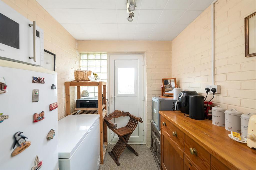 108 Park Lane East internals9.jpg
