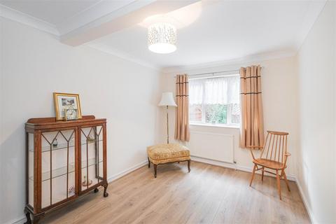 2 Bracken Mews, London, E4 7UT