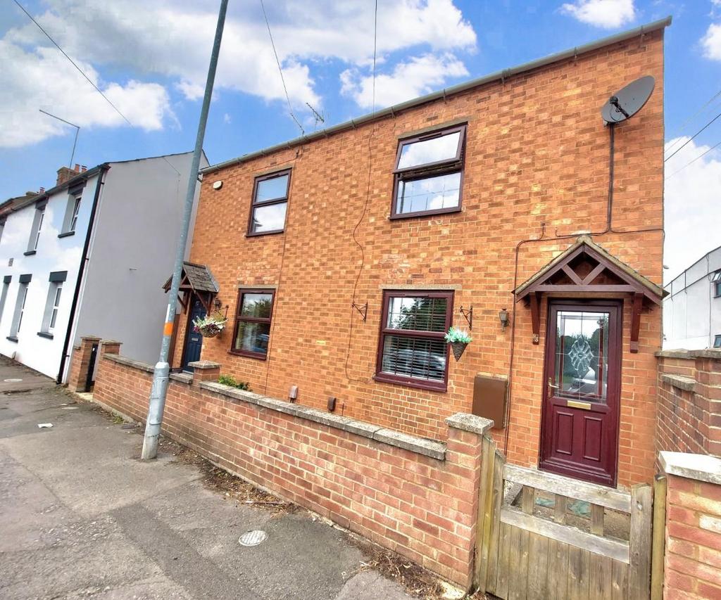 Wellingborough Road, Earls Barton, Northamptonshire NN6 3 bed semi