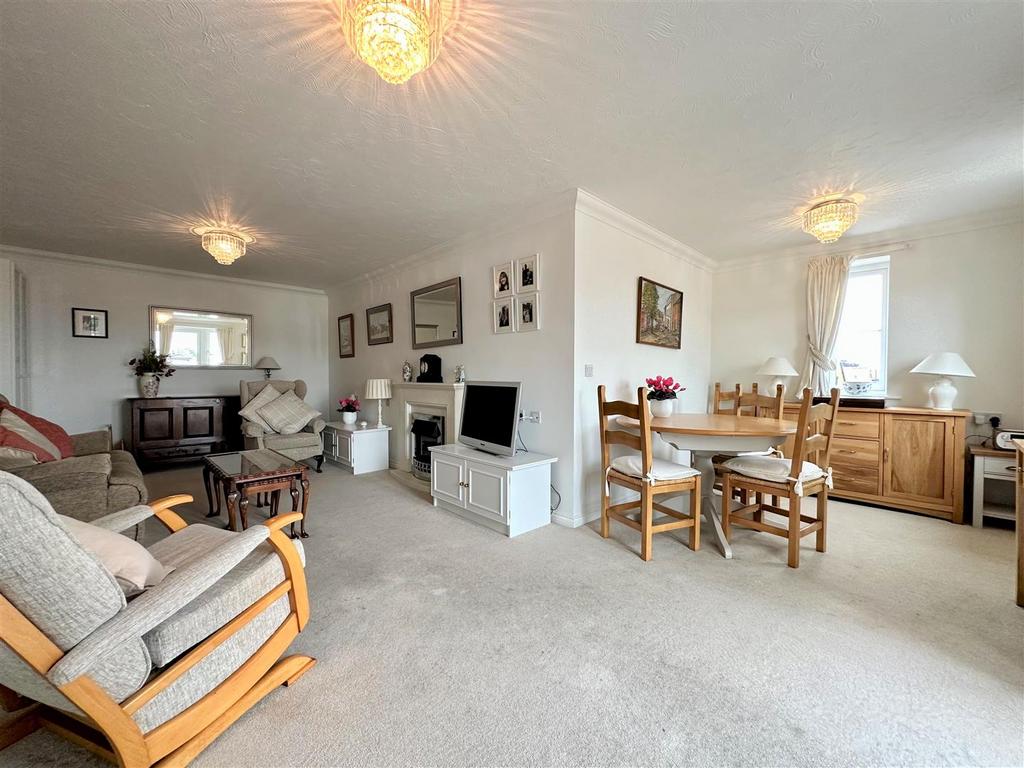 Living / Dining Area