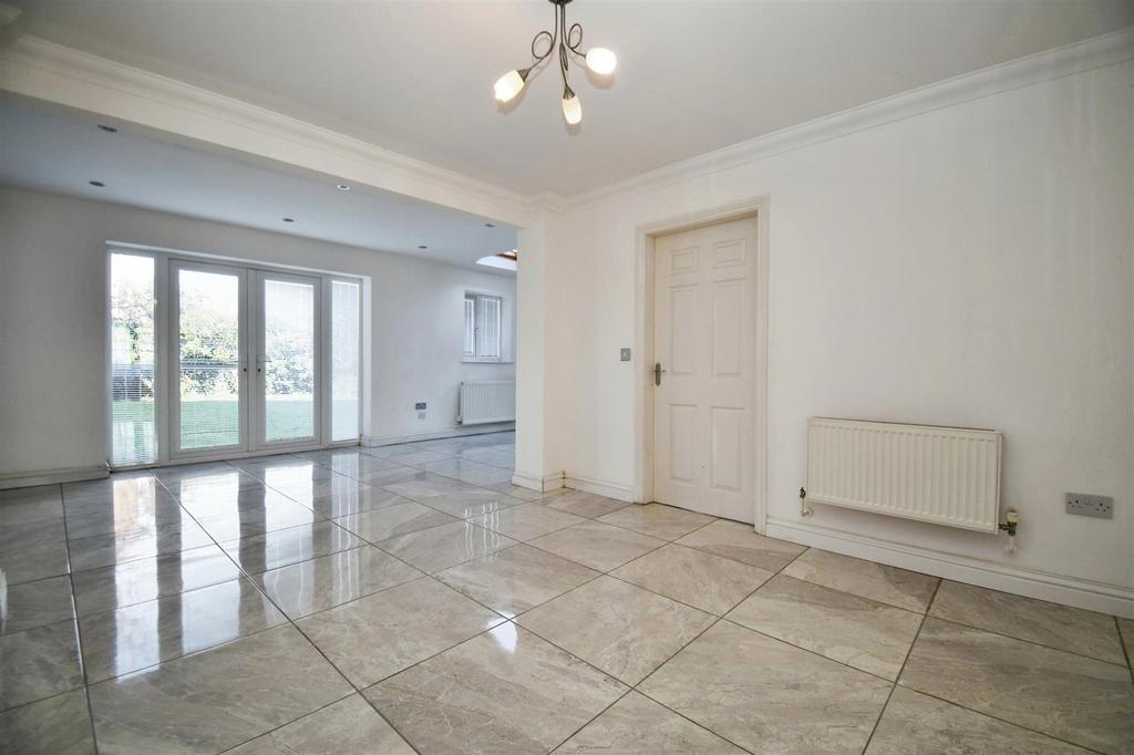 'L' Shaped Living / Dining Room