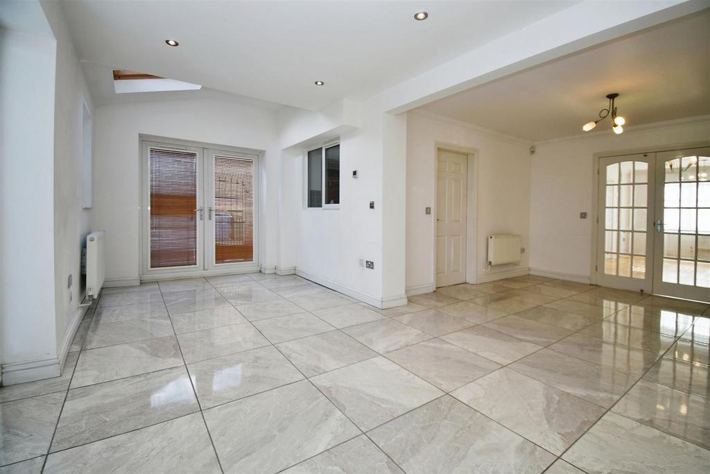 'L' Shaped Living / Dining Room
