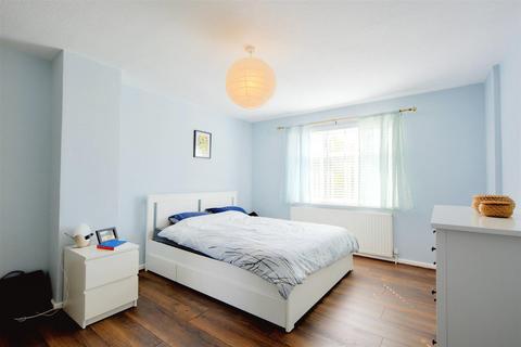 4 bedroom semi-detached house for sale, Hillside Crescent, Beeston