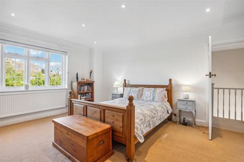 16 Devonshire Gardens, London, W4 3TN