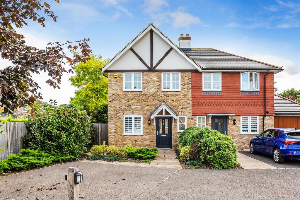 Townsend Gardens, Farnham 3 bed semi-detached house - £1,850 pcm (£427 pw)