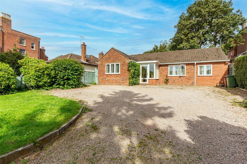London Road, Worcester 3 bed detached bungalow for sale £500,000