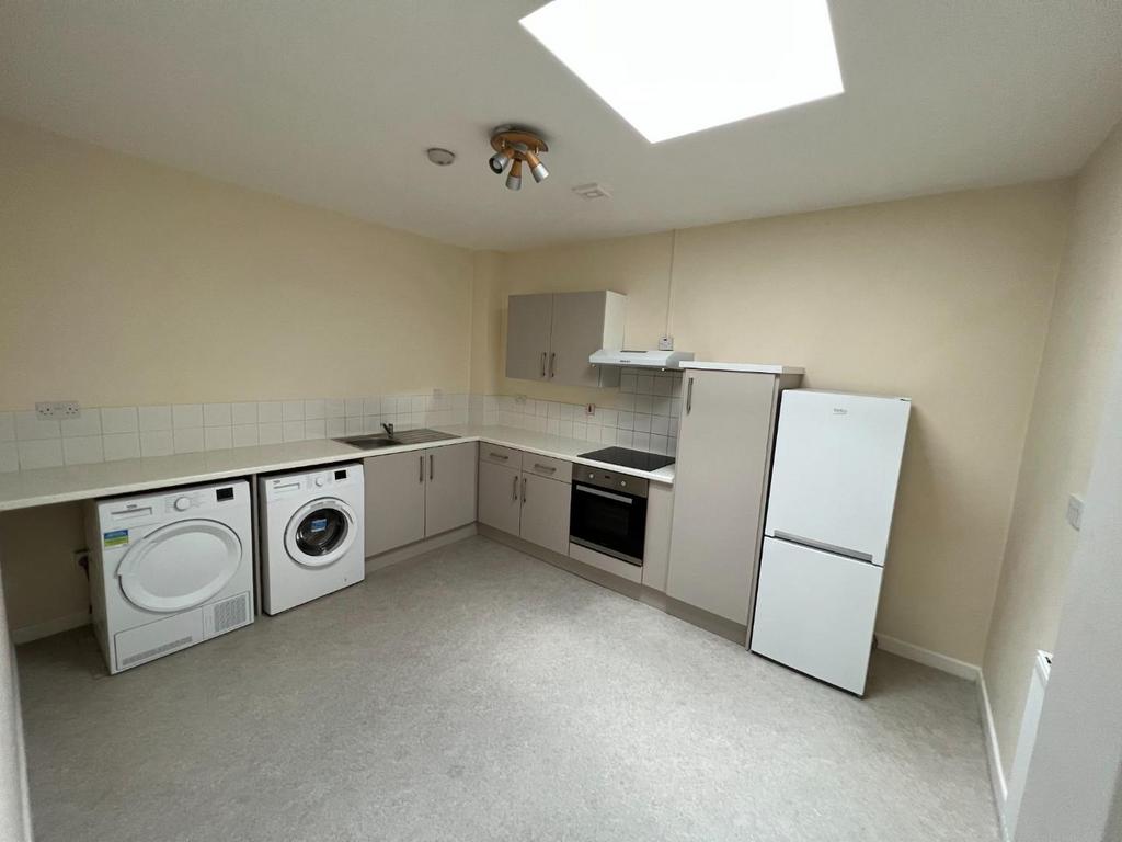 Cricklade Road, Gorse Hill, Swindon 2 bed apartment £895 pcm (£207 pw)