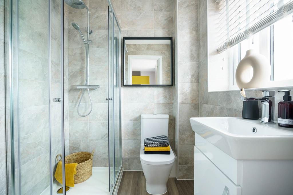 Modern en-suite shower room