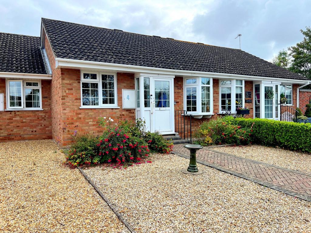 Oak Road, New Milton, Hampshire. BH25 5BE 2 bed terraced bungalow for