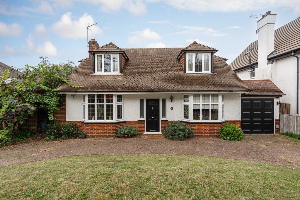 Ruden Way, Epsom 3 bed detached house to rent £3,000 pcm (£692 pw)