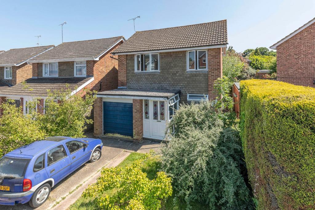 The Warren, Burgess Hill, West Sussex, RH15 3 bed link detached house