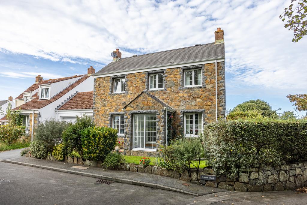 8 Clos De Falla, Castel, Guernsey 4 bed detached house for sale £925,000
