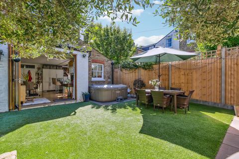 5 bedroom terraced house for sale, Jessica Road, London, SW18.