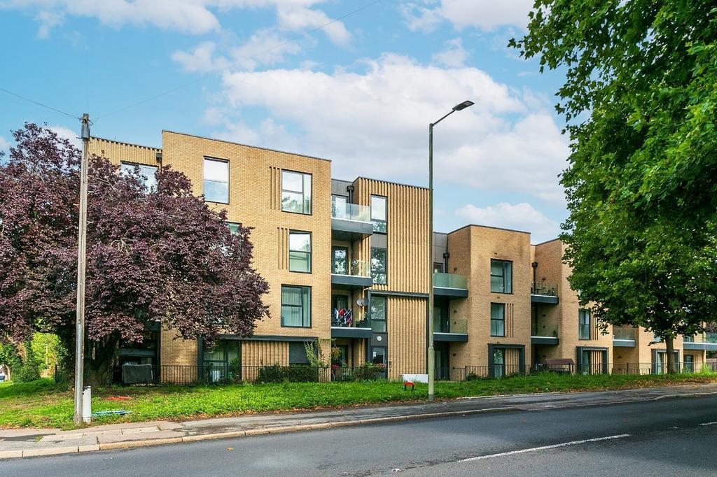 Eastbury Road, Watford... 2 bed apartment £1,600 pcm (£369 pw)