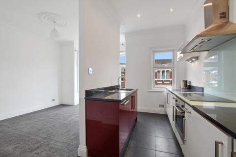 3 bedroom flat to rent, Park Hall Road, East Finchley, N2