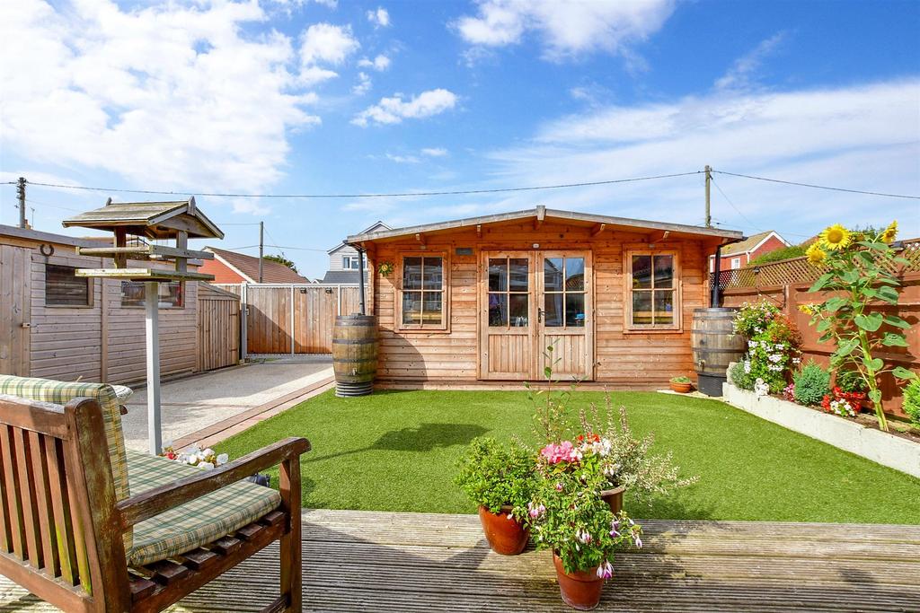 The Parade, Greatstone, Kent 3 bed detached house for sale £425,000