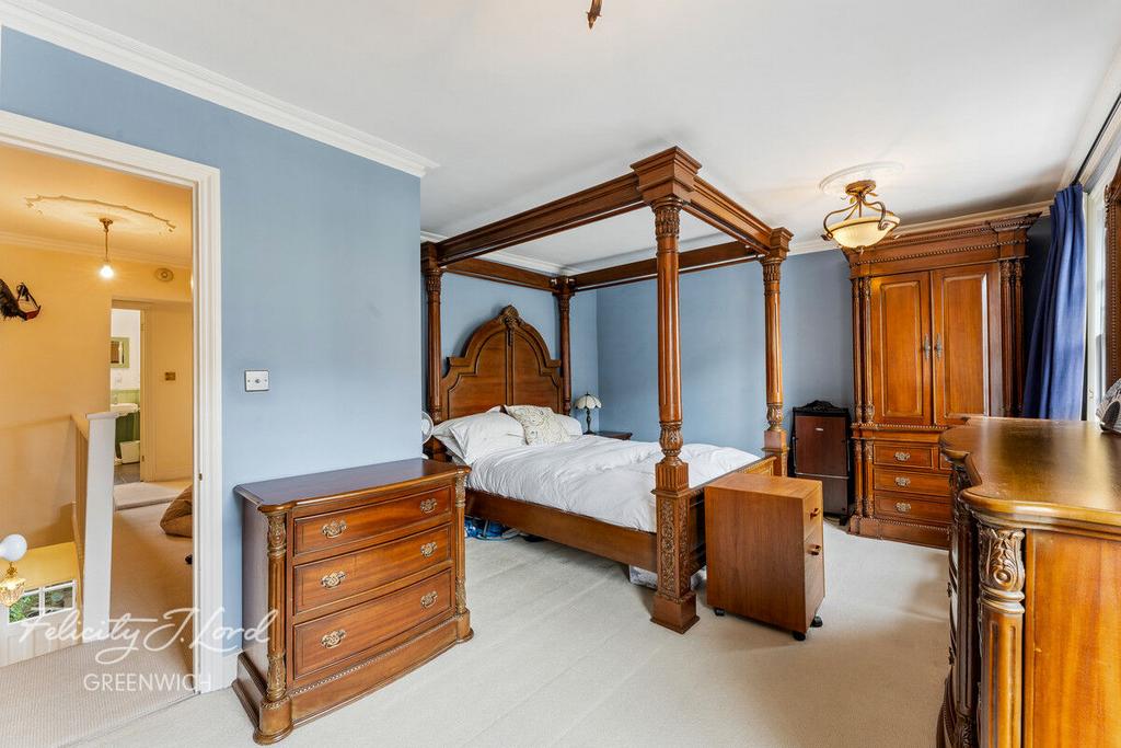 Vanbrugh Hill, London, Greenwich, SE10 9HB 3 bed end of terrace house