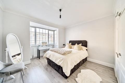 1 bedroom maisonette for sale, Woking,  Surrey,  GU21
