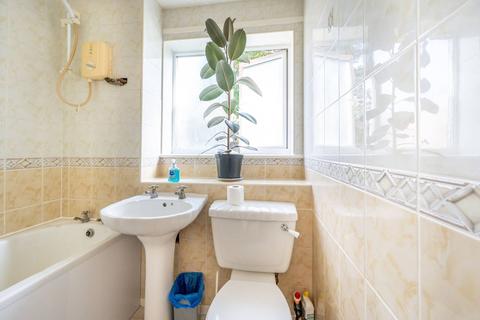 69 Turnstone Close, London, E13 0HW